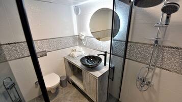 Junior suite with terrace | Bathroom | Shower, free toiletries, hair dryer, slippers