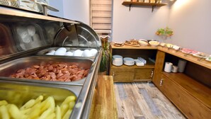 A buffet with various food options including meats, eggs, and potatoes. - Sunlife Hotel Old City (Istanbul)