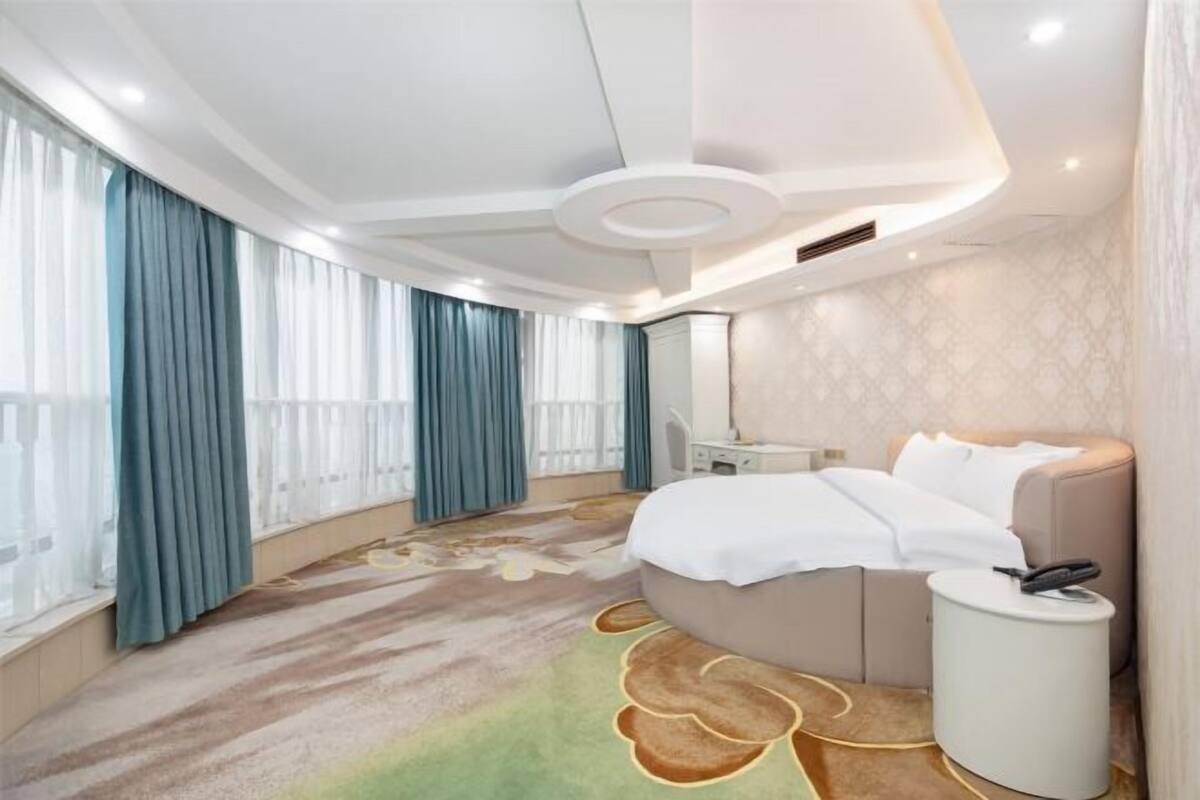 Minibar, in-room safe, alarm clocks