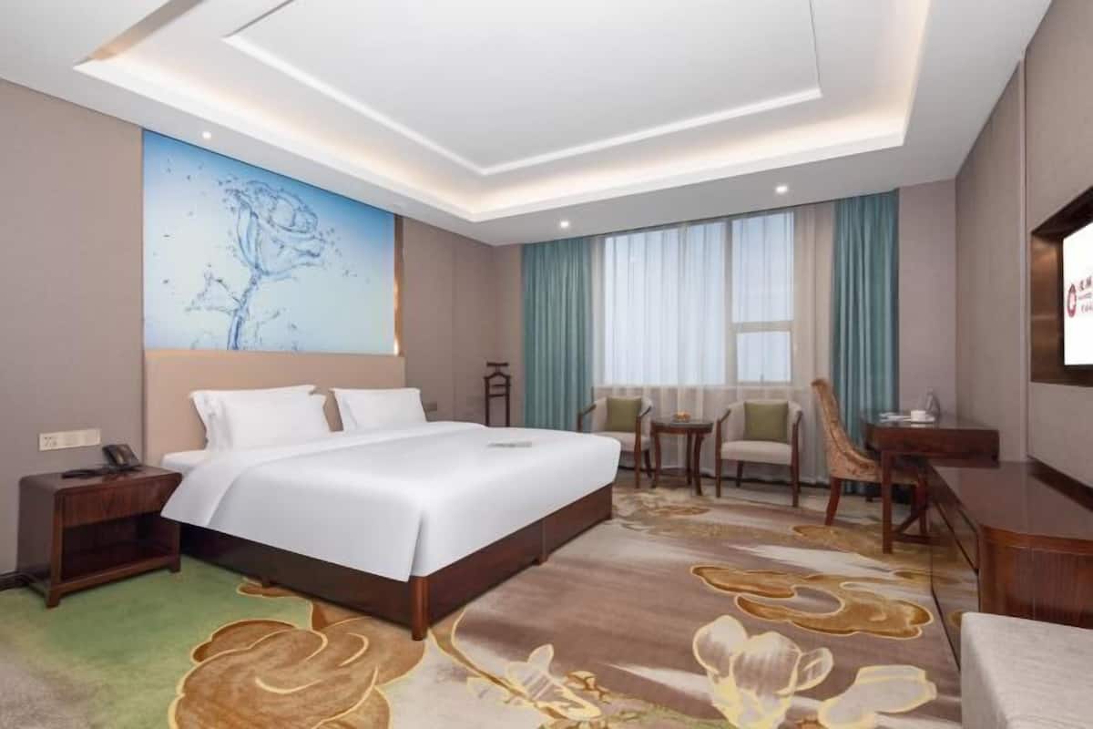 Minibar, in-room safe, alarm clocks
