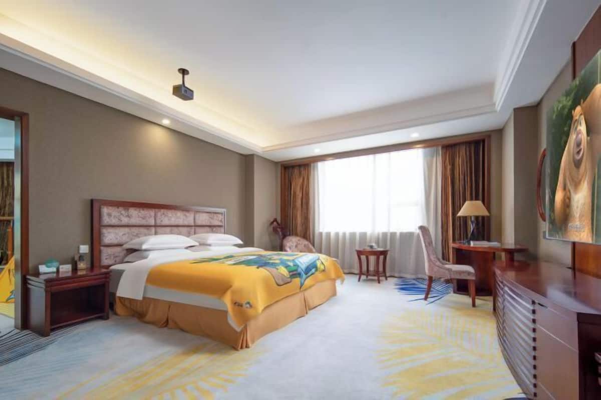 Minibar, in-room safe, alarm clocks