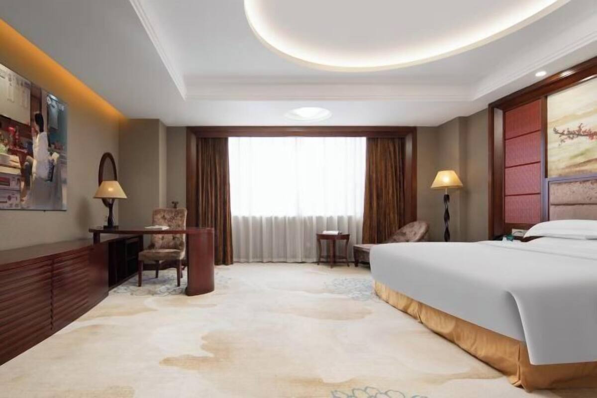 Minibar, in-room safe, alarm clocks