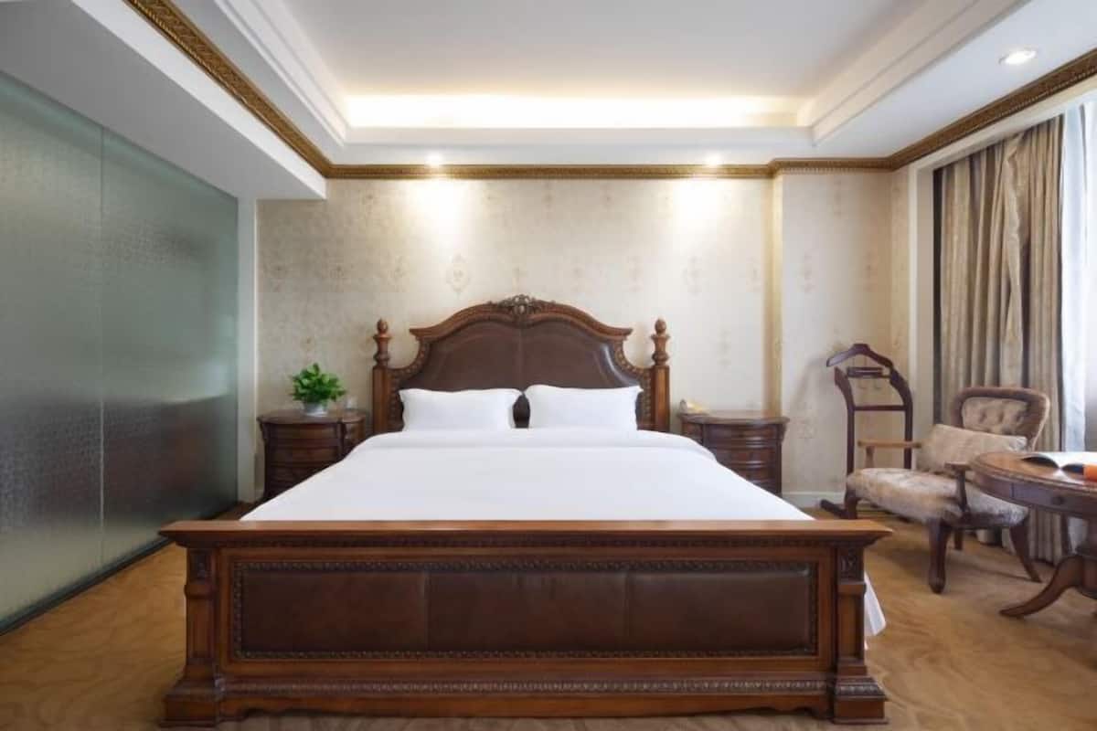 Minibar, in-room safe, alarm clocks