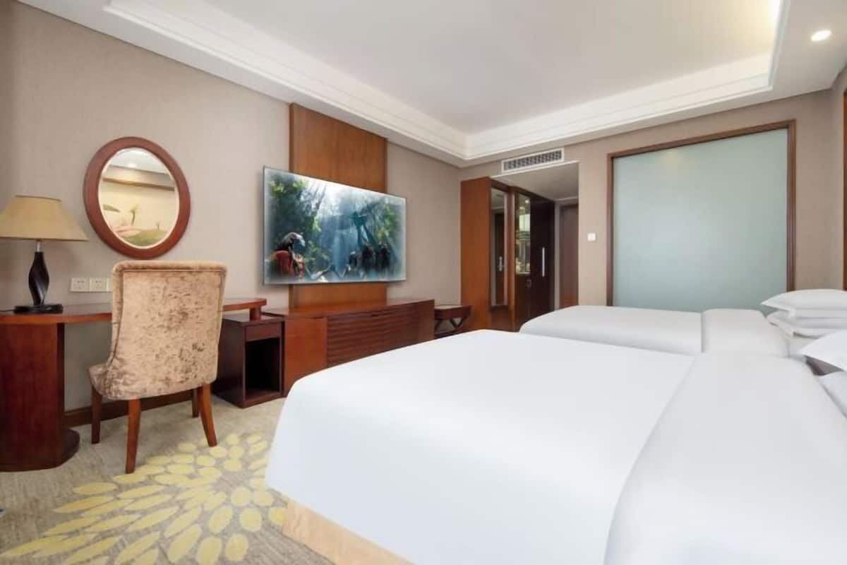 Minibar, in-room safe, alarm clocks