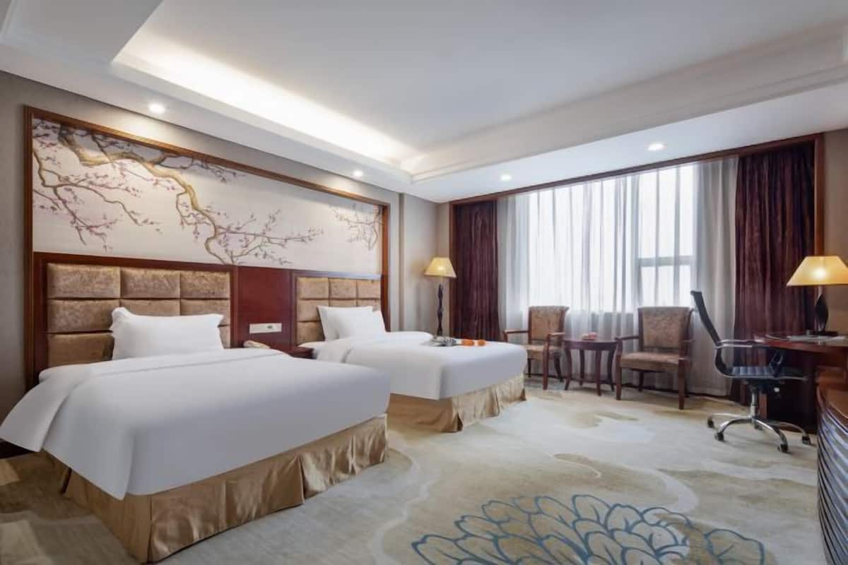 Minibar, in-room safe, alarm clocks