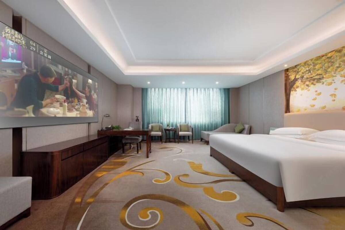 Minibar, in-room safe, alarm clocks