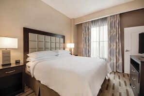 King, 套房, 1 张特大床, 无烟房 | 高档床上用品、客房内保险箱、办公桌、笔记本电脑工作区