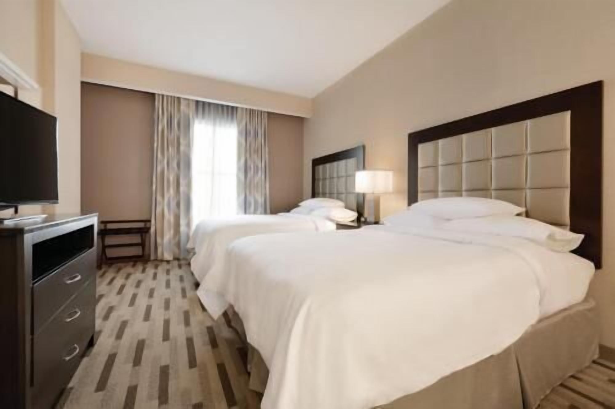 Premium bedding, in-room safe, desk, laptop workspace