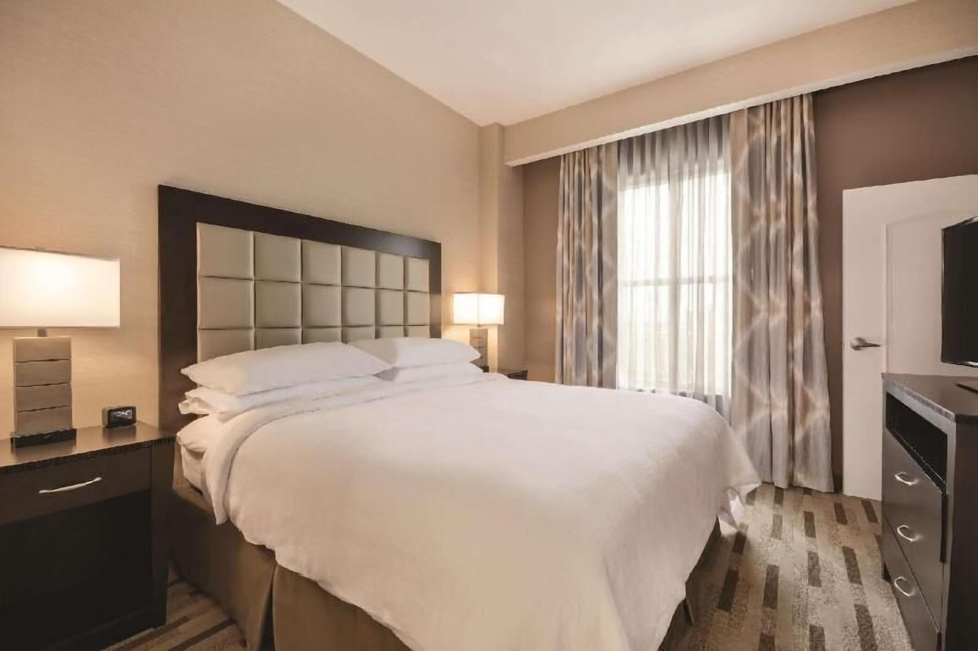 Premium bedding, in-room safe, desk, laptop workspace