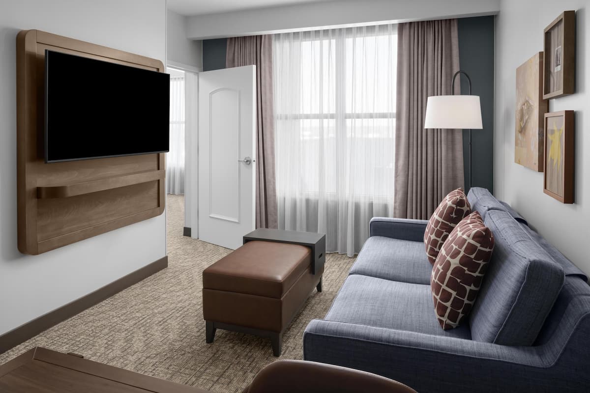 42–tuumainen taulutelevisio, jossa kaapelikanavat