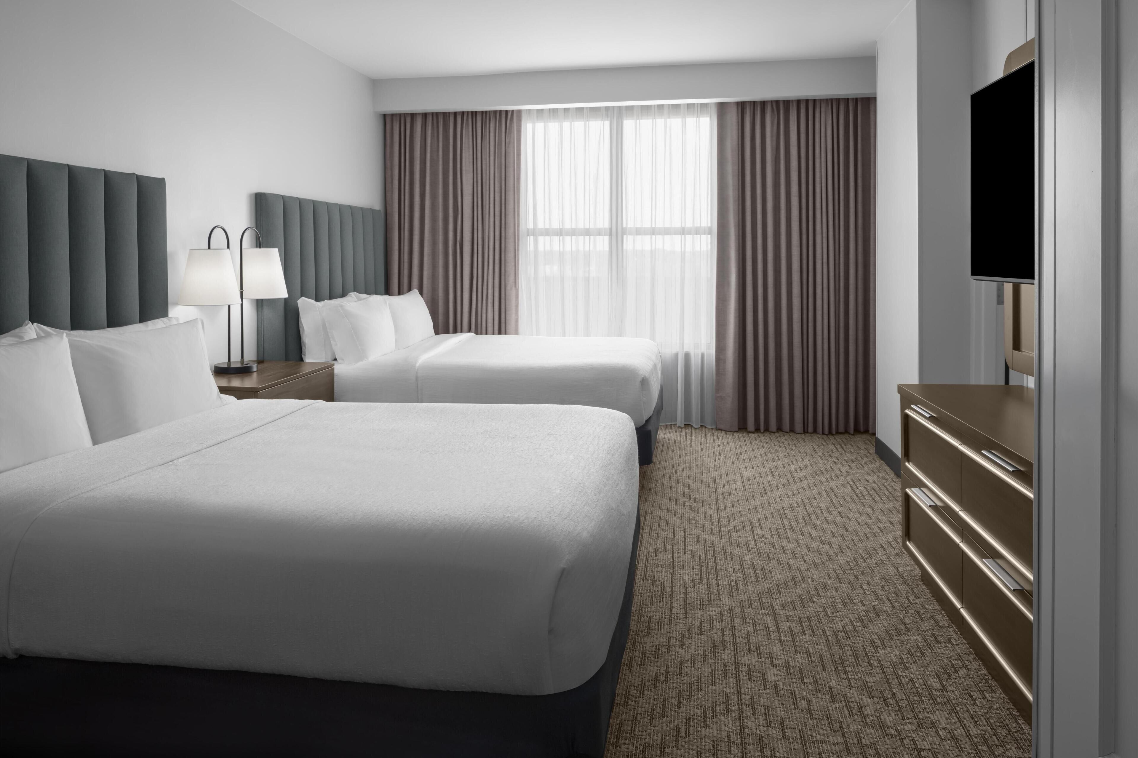 Ylelliset vuodevaatteet, tallelokero huoneessa, työpöytä