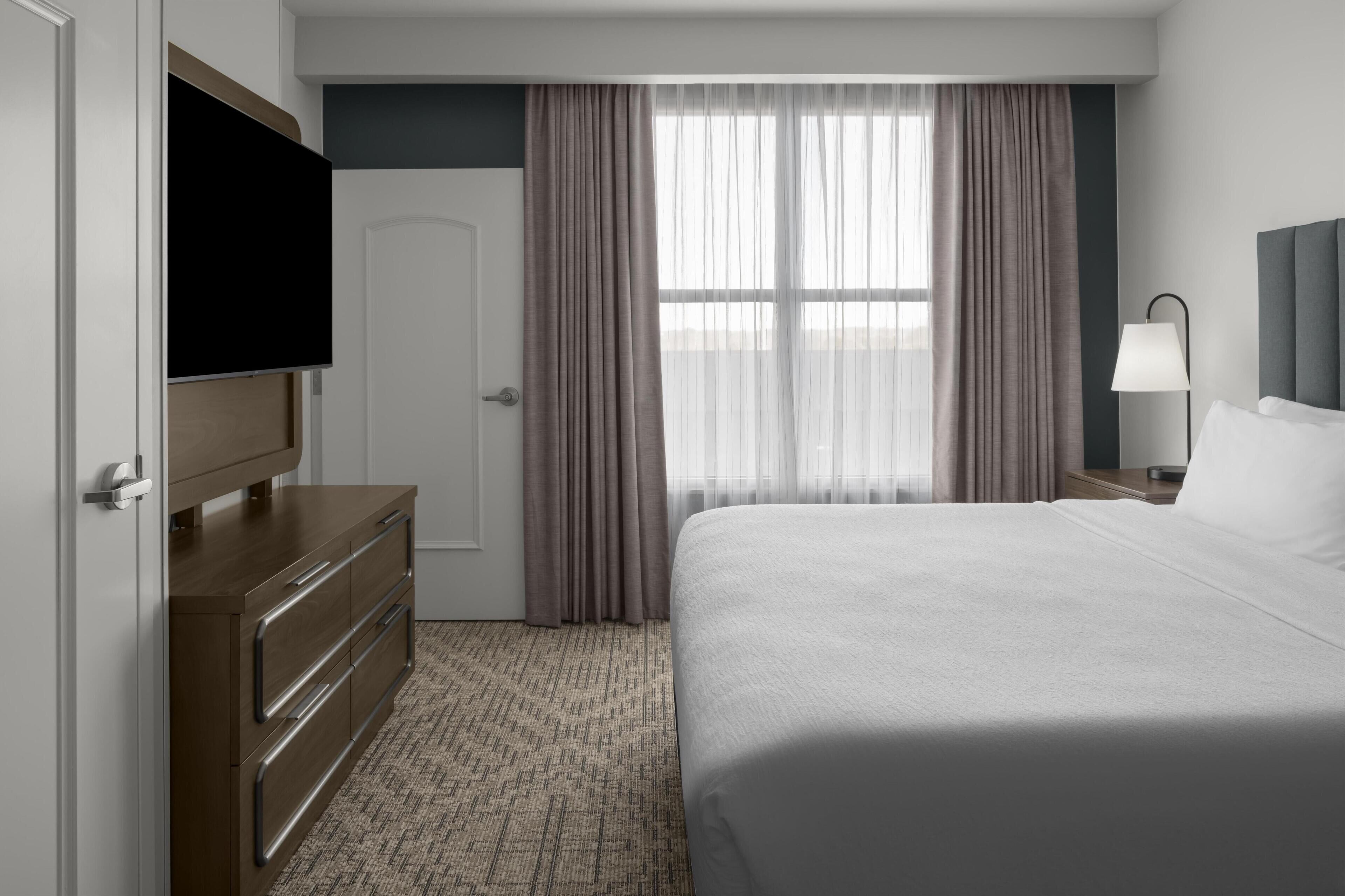 Hochwertige Bettwaren, Zimmersafe, Schreibtisch