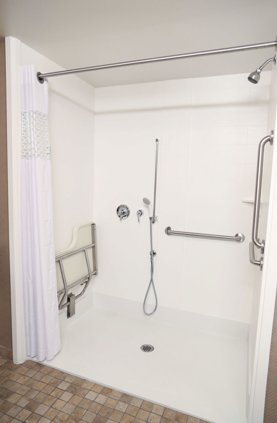 حمام | تجهيزات دش، مستلزمات مجانية للعناية الشخصية، مناشف