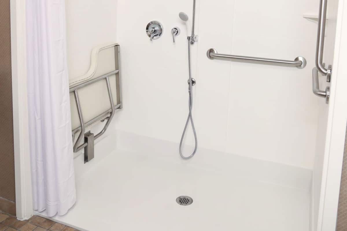 Salle de bain | Douche, articles de toilette gratuits, serviettes fournies