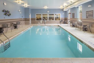 Una piscina cubierta, tumbonas