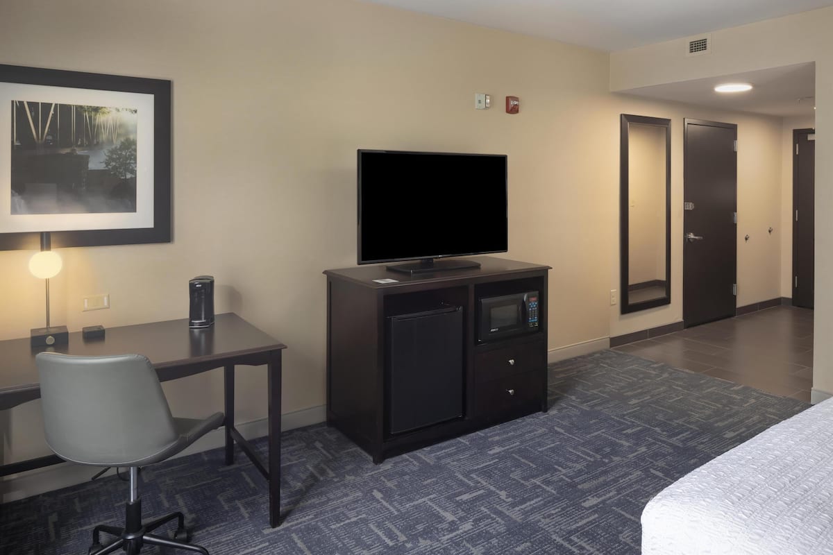 Room, Accessible, Non Smoking | In-room safe, free cribs/infant beds, free WiFi, bed sheets