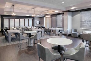 بوفيه فطور مجانًا يوميًا