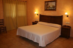 Standard Double Room | Desk, free cribs/infant beds, rollaway beds, bed sheets