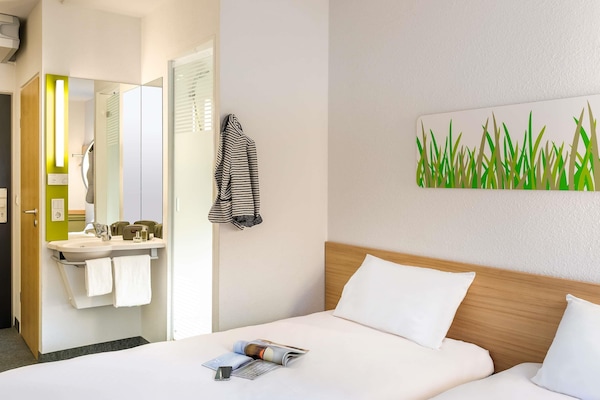 Twin Room, 2 Katil Bujang (Single) | Meja, kalis bunyi, katil bayi/kot (percuma), Wi-fi percuma