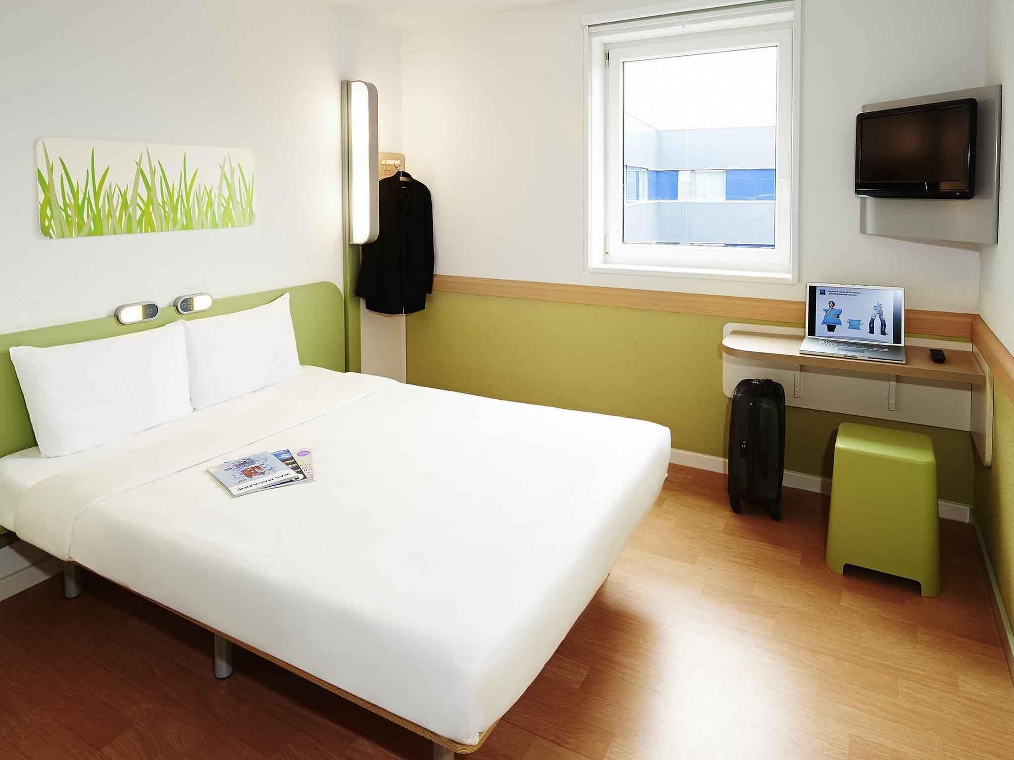 Tweepersoonskamer | Een bureau, geluiddichte muren, gratis babybedden, gratis wifi