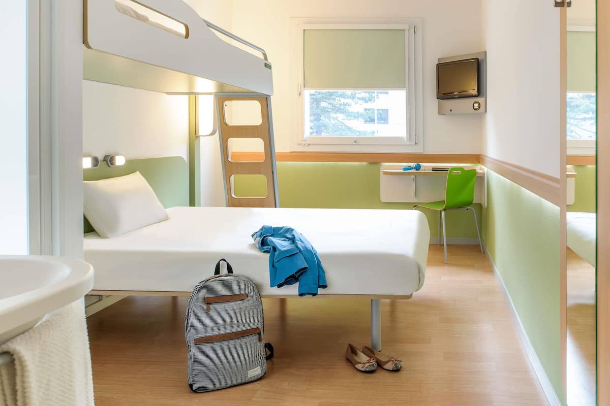 Desk, soundproofing, free cots/infant beds, free WiFi