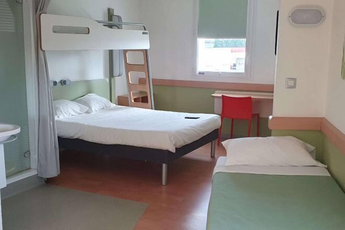 Desk, soundproofing, free cribs/infant beds, free WiFi