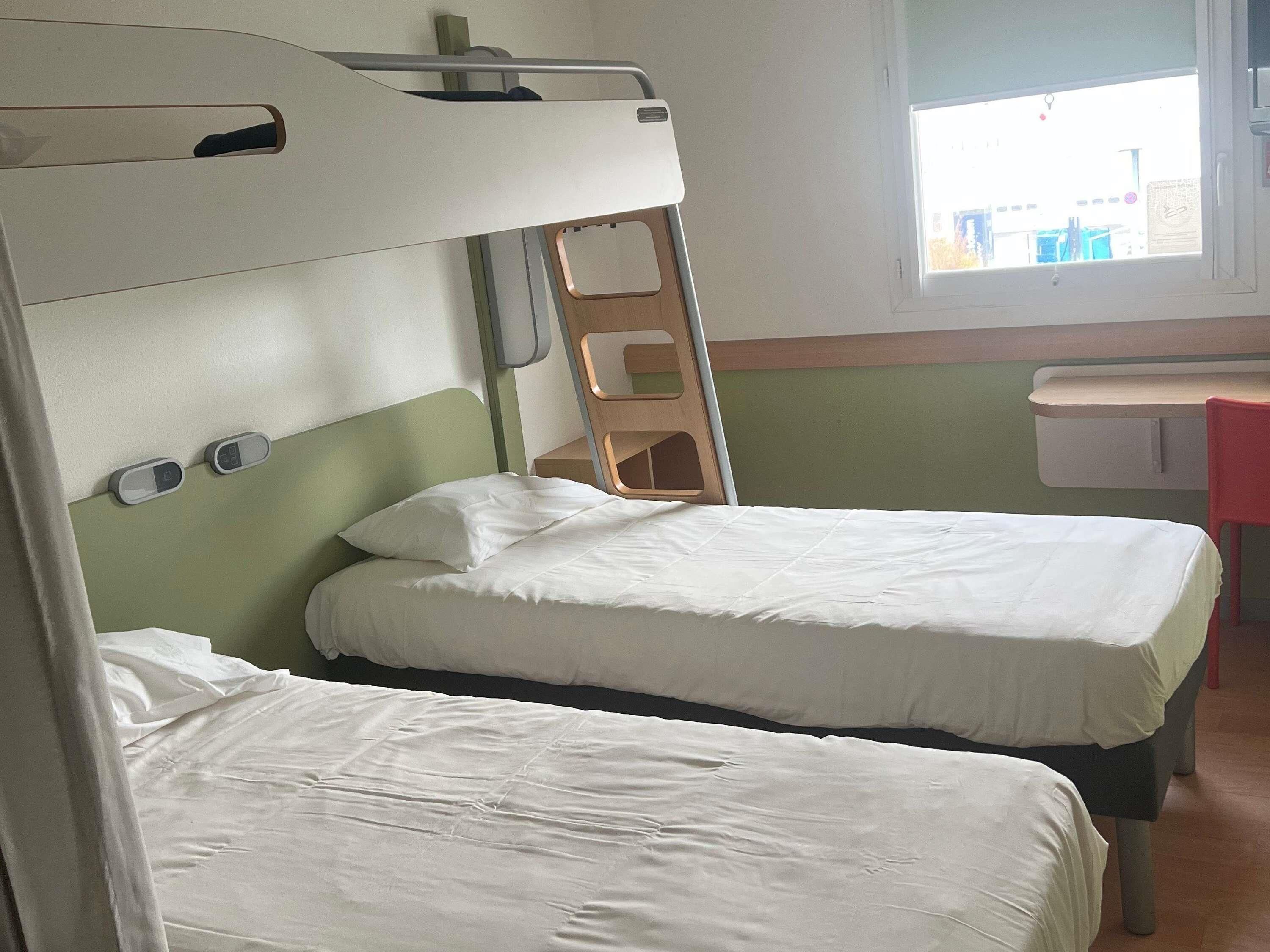 Habitación triple, 3 camas individuales | Escritorio, insonorización, cunas gratuitas y wifi gratis 