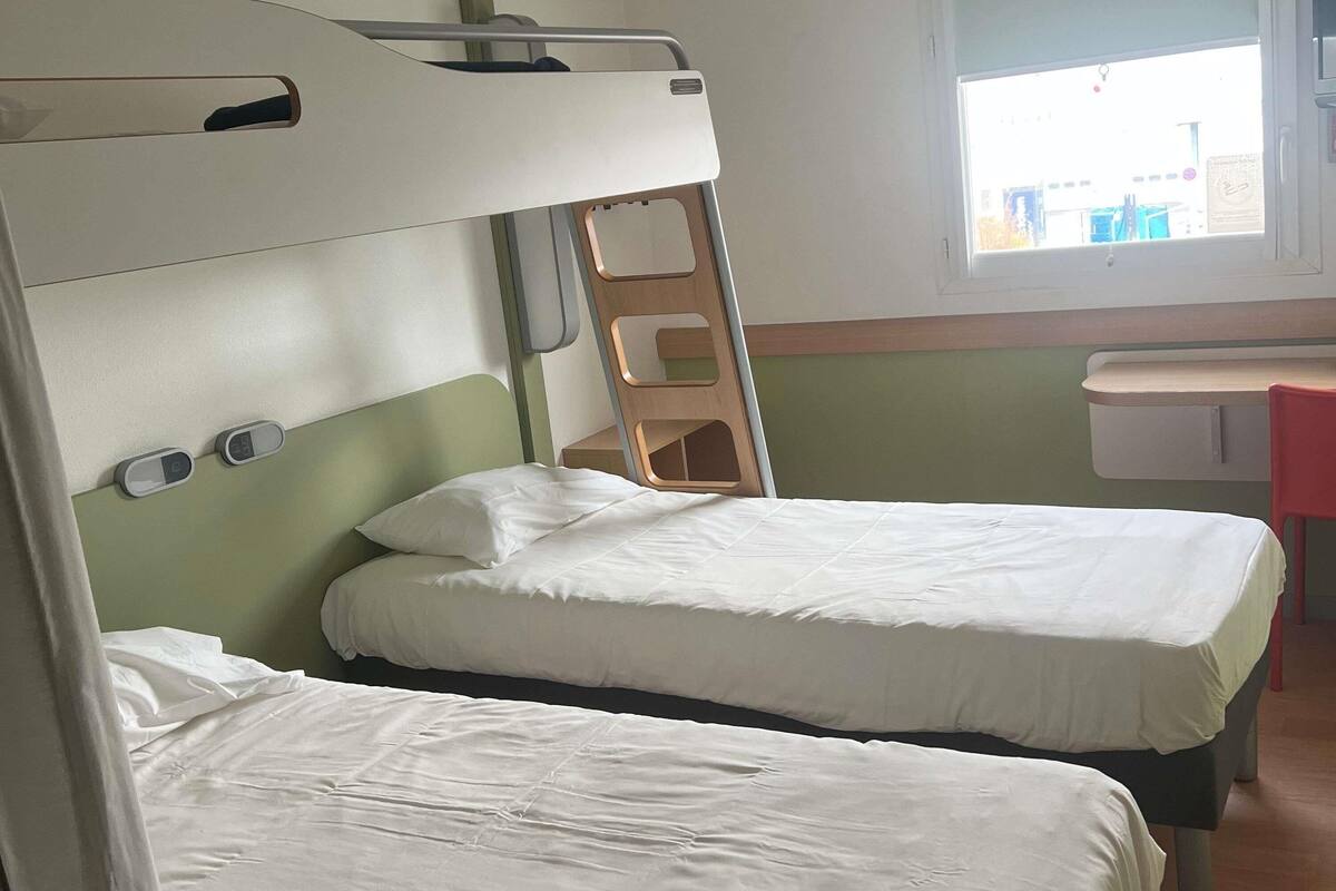 Triple Room, 3 Twin Beds | Desk, soundproofing, cribs (free), WiFi (free)