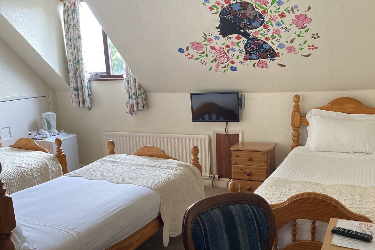 Triple Room | Free cots/infant beds, free WiFi, bed sheets