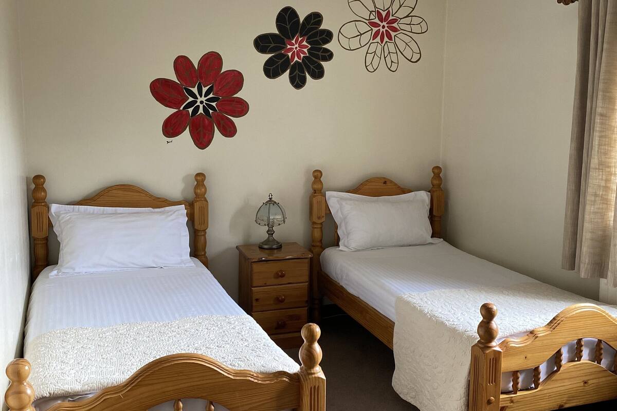 Twin Room | Free cots/infant beds, free WiFi, bed sheets