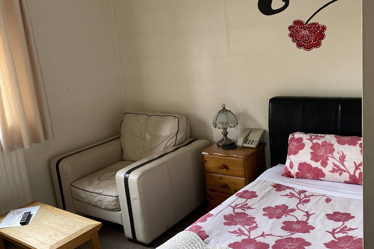 Single Room | Free cots/infant beds, free WiFi, bed sheets