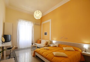 ห้องคอมฟอร์ทสำหรับสี่ท่าน, พร้อมสิ่งอำนวยความสะดวกสำหรับผู้พิการ | มินิบาร์, ตู้นิรภัยในห้องพัก, โต๊ะทำงาน, เปล/เตียงเด็กอ่อน