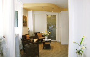 Coin salon dans le hall