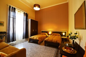 Vierpersoonskamer, balkon | Een minibar, een kluis op de kamer, een bureau, babybedden (toeslag)