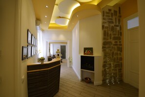 ฝ่ายต้อนรับ