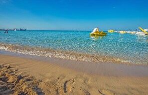 On the beach, sun-loungers, beach umbrellas, beach bar - Constantinos The Great Beach Hotel (Paralimni)