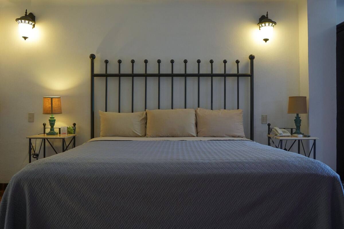 Caixa forta a l'habitació, escriptori i cortines opaques 