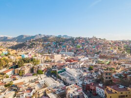 Una zona urbana densa con una variedad de estilos y colores de construcción, incluyendo algunos edificios históricos.