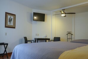 In-room safe, desk, blackout curtains, iron/ironing board - Hotel Real de Leyendas (Guanajuato)