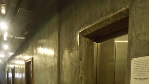 A hallway with wooden flooring and a series of elevators. - New Town Hotel Sunway Metro, Bandar Sunway (Petaling Jaya)