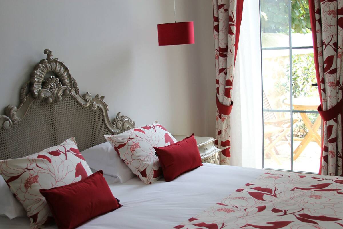 Frette Italian sheets, premium bedding, pillow-top beds, minibar