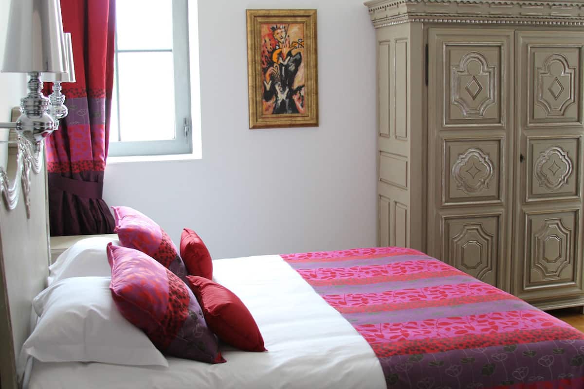 Frette Italian sheets, premium bedding, pillow-top beds, minibar
