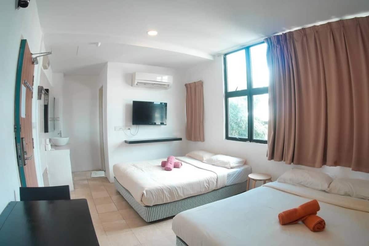 华丽四人房 (Duplex) | 高档床上用品、客房内保险箱、办公桌、遮光窗帘