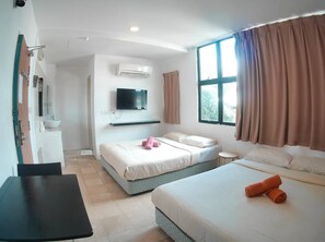 Kamar Quadruple Deluks (Duplex) | Seprai premium, brankas, meja kerja, dan tirai kedap cahaya