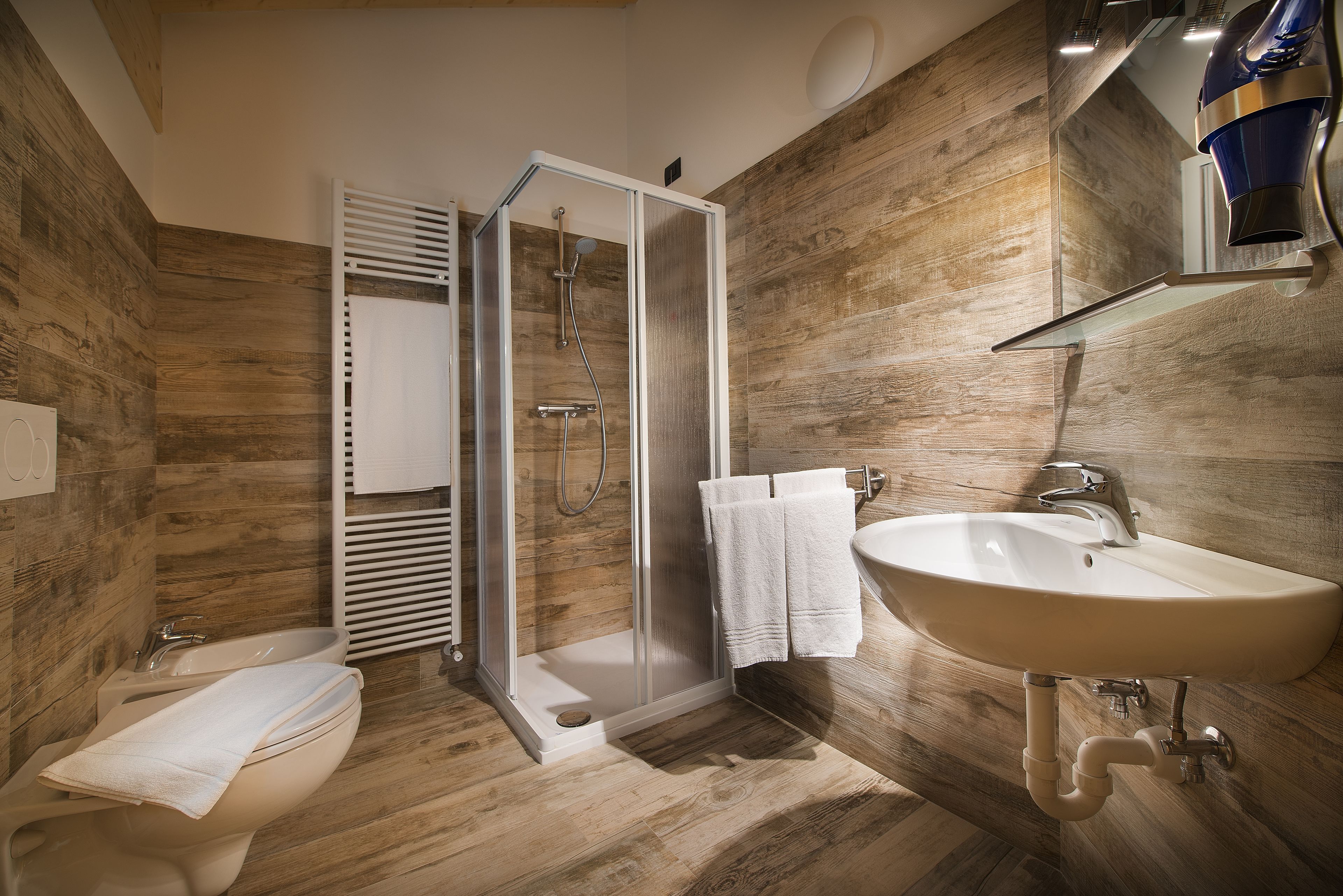 Appartement Duplex Supérieur, 1 chambre | Salle de bain | Douche, articles de toilette gratuits, sèche-cheveux, bidet