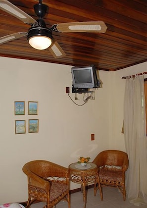 Standard Room | Living area | TV - Pousada Portal dos Borbas (Angra dos Reis)