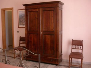 Escritorio, cunas gratuitas, camas plegables/adicionales y wifi gratis