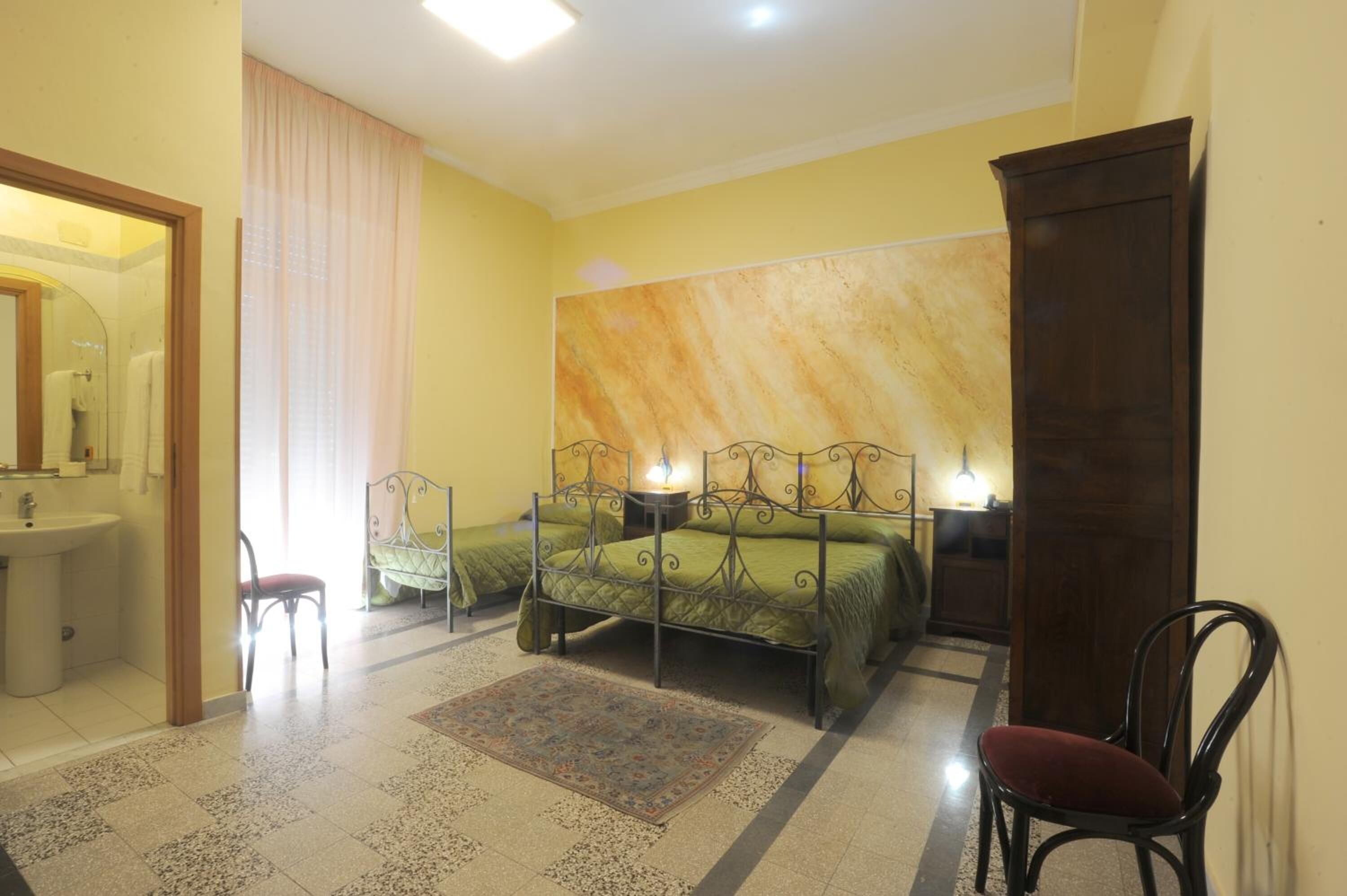 Schreibtisch, kostenlose Babybetten, Zustellbetten, kostenloses WLAN