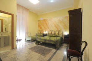 Schreibtisch, kostenlose Babybetten, Zustellbetten, kostenloses WLAN