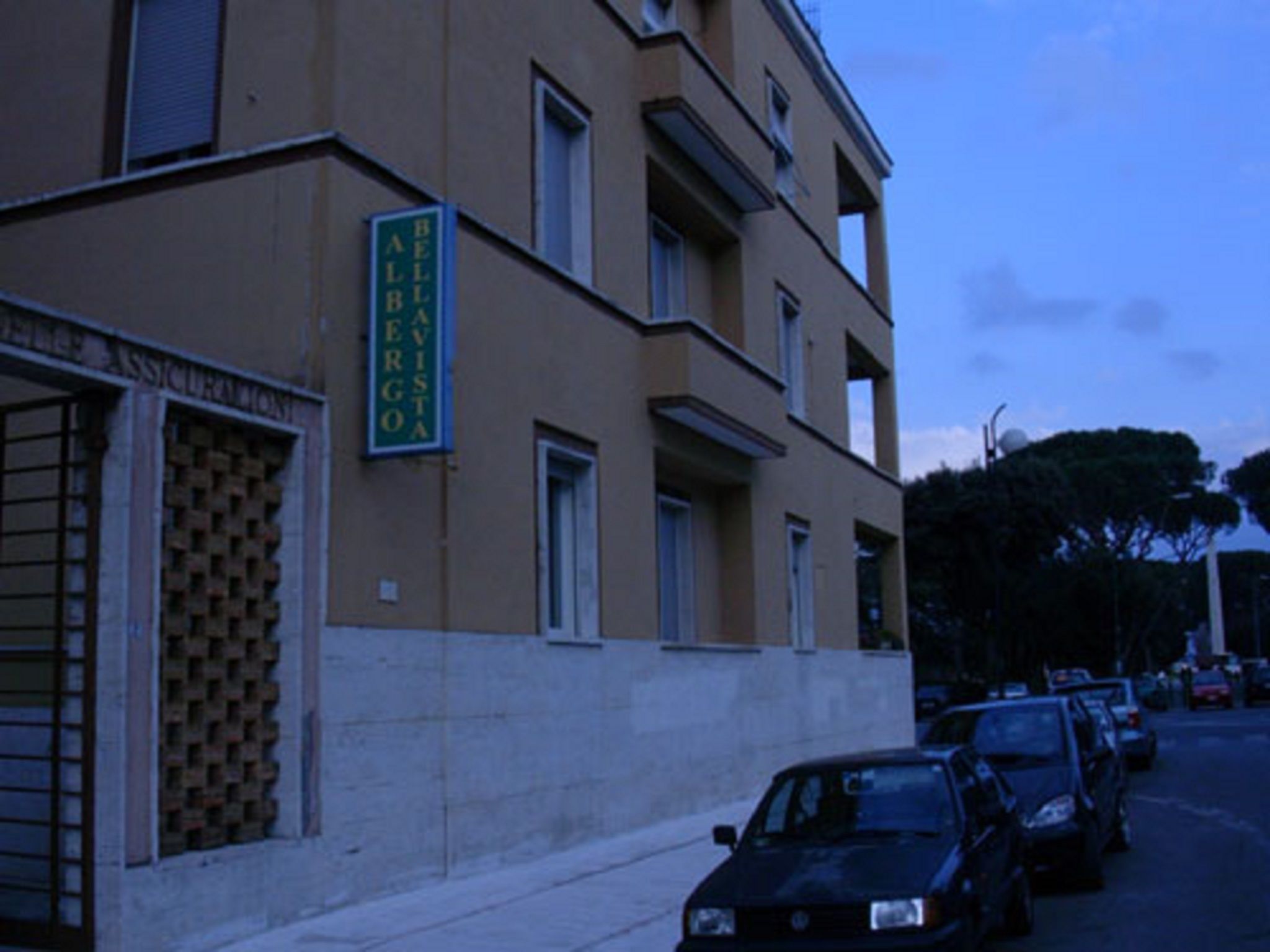Fassade der Unterkunft – Abend/Nacht
